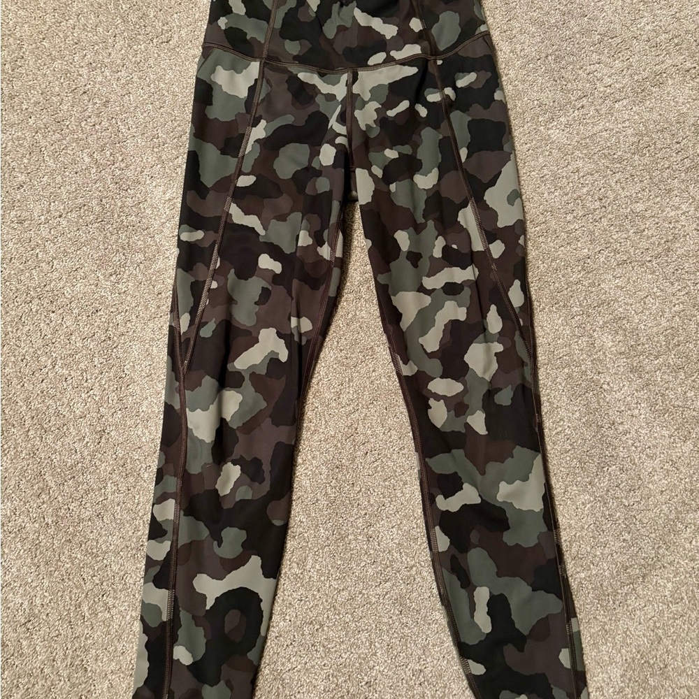 Athleta Lightning Camo 7/8 Tights size small